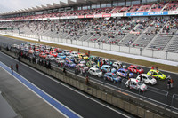 メインストレートに並んだ43台の、色とりどりのMARCH Cup用マーチ。まるでミニカーのように愛らしい。