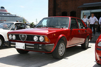 1979年から87年にかけて作られた「6（セイ）」。当時の「BMW528」や「メルセデス280」などに対抗する大型サルーン。アルフェッタを拡大したようなボディに2.5リッターV6エンジンを搭載する。