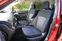 
	「フォレスター2.0i-L EyeSight」のインテリア。フォレスターではエントリーモデルの「2.0i」を除き、全グレードにサイドエアバッグとカーテンエアバッグが標準装備される。
	