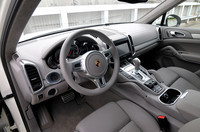 新型「カイエン」のインテリアは、ダッシュボードに向かって延びるセンターコンソールが特徴。エアコン吹き出し口が縦型になったのも新しい。