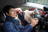 終始陽気なセールス、アンドレア氏からコックピット・ドリルを受ける筆者。