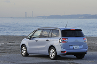 アルファベットの「C」をイメージしたグレーのアーチがサイドウィンドウをぐるりと囲む。