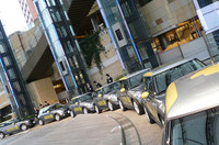 ユーザーに引き渡されるすべての「MINI E」が六本木ヒルズアリーナに集まった。