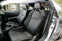 専用のブラックファブリックシートには青色のステッチが施される。
