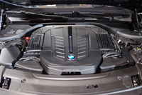 「7シリーズ」で最大の排気量となる6.6リッターV12ターボエンジン。最高出力610psと最大トルク81.6kgmを発生する。