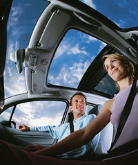 オプションで、リアシートの上までカバーする大きな電動サンルーフも用意されるが、日本に導入されるのは2003年の春になるという。（写真＝シトロエンジャポン）