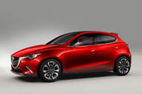 外寸は全長4070×全幅1730×全高1450mmで、ホイールベースは2585mm。現行「デミオ」と比べてひとまわり大きい。
    