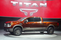 本文中の「ライトデューティー」とは「フォードF-150」や「シボレー・シルバラード1500」などが属する、最大積載重量500kgクラスのピックアップトラック、「ヘビーデューティー」とは、より最大積載重量の大きな、大型のピックアップトラックをさす。
    