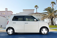 サイドビュー。2520mmのホイールベースは、リッターカーの「フィット」よりも20mm長い。