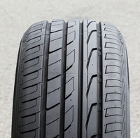 「トランパス mpF」に採用されたリブ基調の非対称パターン。