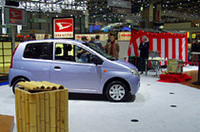 紅白の垂れ幕が下がるダイハツブース