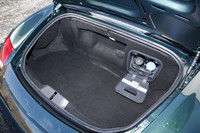 リアの荷室。幌はより前方、キャビンとの間に収納されるため、その開閉が容量に影響することはない。エンジンの位置は、幌の下。写真の小窓からオイルやクーラントを注入する。