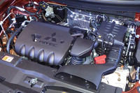 エンジンは2リッターと2.4リッターの2種類。今日のクルマ選びで重視される燃費性能は、14.4〜15.2km/リッター（JC08モード）と、競合車種に遜色のない数値となっている。