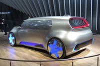 ボディーの左側に大きなガルウイングドアが備わる。ただし、今回展示されているモデルのドアは、実際には開かないようだ。