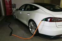 充電プラグはテールランプの端に設置。日本の急速充電の規格である「CHAdeMO（チャデモ）」にも対応する予定なので、高速道路のサービスエリアなどで、急速充電器を利用することも可能となる。