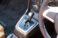 トランスミッションはCVTと5段MTの2種類。CVTには7段のマニュアルモードが備わる。