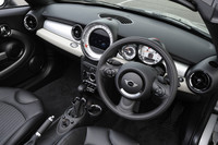 MINIクーパー ロードスターの燃費は、JC08モードで15.4km/リッター、10・15モードでは16.2km/リッターとなっている。
