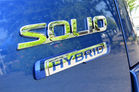 テールゲートに備えられた「HYBRID」のバッジ。