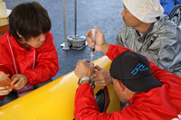 暖機運転やエンジン調整用に使用した分の燃料が、スタート前にオフィシャルによって注射器を使い慎重に給油される。主催スタッフの数は、総勢280名を数えた。