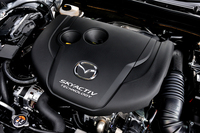 「アテンザ」の2.2リッター4気筒ディーゼルターボエンジンは175psと42.8kgmを発生する。JC08モード燃費は19.6km/リッター。