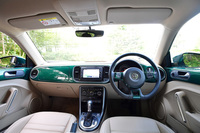 
	「ザ・ビートル デザイン」にはエクステリアカラーと同色のインテリアパネルが備わる。
	