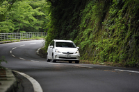 3衛星対応だからこんな峠道やビルが林立する街中でも衛星を受信する確率が高まる。