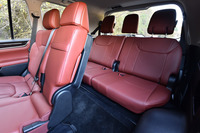 3人がけの3列目シート。「LX570」の乗車定員は8人となっている。