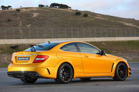 外装のエアロパーツはいずれも「C63 AMGクーペ」のものとは異なる専用品となる。