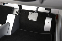 足元スペースは非常にタイト。テスト車はAT仕様なので、クラッチペダルは存在しない。
    