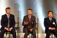 「今シーズンはメンバーも強力だし、楽観しています」と、Honda Racing F1 Teamのニック・フライCEO（写真中央）。
向かって左は、チームプリンシパルのロス・ブラウン氏。右は中本修平テクニカルディレクター。