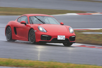 「ケイマン」シリーズの頂点に立つ「ケイマンGTS」。340psを発生する3.4リッターのフラット6を搭載する。