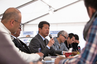 プロトタイプの先行試乗会において、新型「コペン」の技術説明を行う藤下さん。