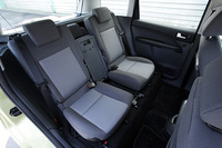 こちらは後席3人乗りの状態。クリックすると2人乗りの状態が見られます。
	 