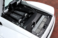 5204ccの90度V10エンジンは560psと55.1kgmを発生。燃料タンク容量は90リッター。