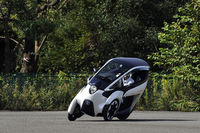 ステアリングをフルに切った状態で旋回中。こんなに傾いていても乗っていて不安感はない。
    