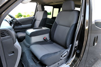 ステアリングチルトの可動量を35mm、運転席の前後スライド量を225mmと大きく取り、それぞれのドライバーが体格に合った運転姿勢を取れるようにした。