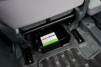 助手席の下に搭載されるリチウムイオンバッテリー。従来のエネチャージ用のバッテリーと比べ、充電・給電性能が高い。