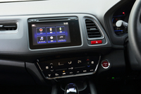 オートエアコンの操作はタッチパネル式。テスト車には、スマートフォンのような感覚で操作できるというメーカー純正のナビゲーションシステムが装備されていた。