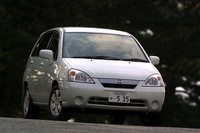 差別化を図るため、フロントグリルには金属調塗装が施される。光によってさまざまに表情を変えるという。「スズキ」のエンブレムが新しくなった。