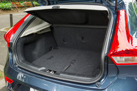 ラゲッジルームまわりについては大きな変更はない。全グレードにトノカバーや可動式のフロアボードが標準装備される。