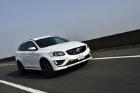 高速道路を行く「XC60 T6 AWD R-DESIGN」。3500rpm以下ではスーパーチャージャー（ルーツ式）が作動。40.8kgmのピークトルクを2100rpmから4500rpmの間で維持する。