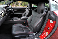 16方向調整が可能なパフォーマンスシート。ヘッドレスト部には“R-S”のロゴが。