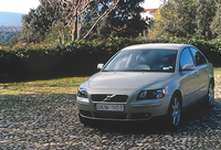 【スペック】S40 2.4i（日本仕様）：全長×全幅×全高＝4470×1770×1450mm／ホイールベース＝2640mm／車重＝1450kg／駆動方式＝FF／2.4リッター直5DOHC20バルブ（170ps／6000rpm、23.5kgm／4400rpm）／車両本体価格＝330.0万円