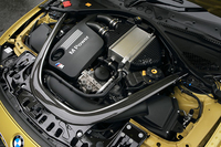 「M4クーペ」の3リッター直6ツインターボエンジン。従来モデルの「M3クーペ」より排気量は1リッターほど小さいものの、最高出力は11ps、最大トルクは15.3kgm強化されている。
    