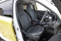 「フォーフォー ターボ」の前席。インテリア前半は、「フォーツーカブリオ ターボ リミテッド」と変わらない。