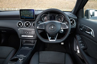 「A180スポーツ」のインテリア。カーボン調の装飾パネルや、レッドステッチが施されたDシェイプのステアリングホイールなどが採用されている。