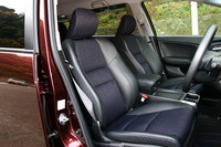 フロントシートは、ブルーステッチが入ったアブソルート専用スポーツシート。