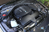 「BMW 320dツーリング スポーツ」のディーゼルエンジンは、横置きのボルボのものと異なり、縦にレイアウトされる。駆動方式も、FFのボルボに対してFRが採用されている。
    