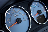 イエティのイラストが添えられるインストゥルメントクラスター。