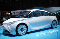 トヨタブースの主役「FT-Bh」。欧州メーカーが走りも燃費も魅力的で、かつ現実的なモデルを出しているなか、浮世離れした感じがやや不安。